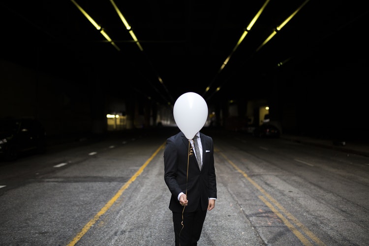 mann luftballon anonym