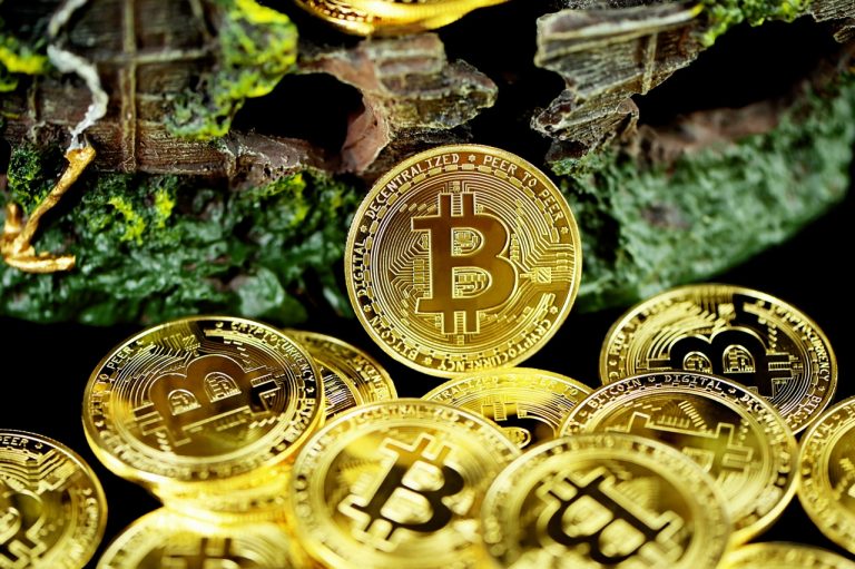 Bitcoin Kurs fällt auf 42.000 Dollar – Kommt die erneute Korrektur?