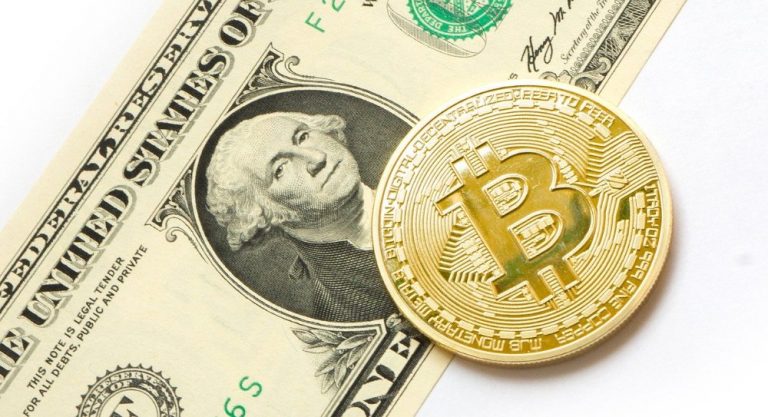Bitcoin Kurs Prognose BTC Münze auf Dollar Schein