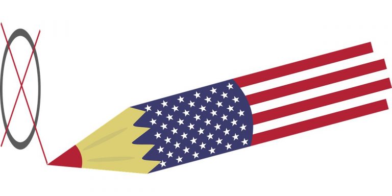 Bitcoin Kurs Stift mit US-Flagge der Wahlkästchen ankreuzt