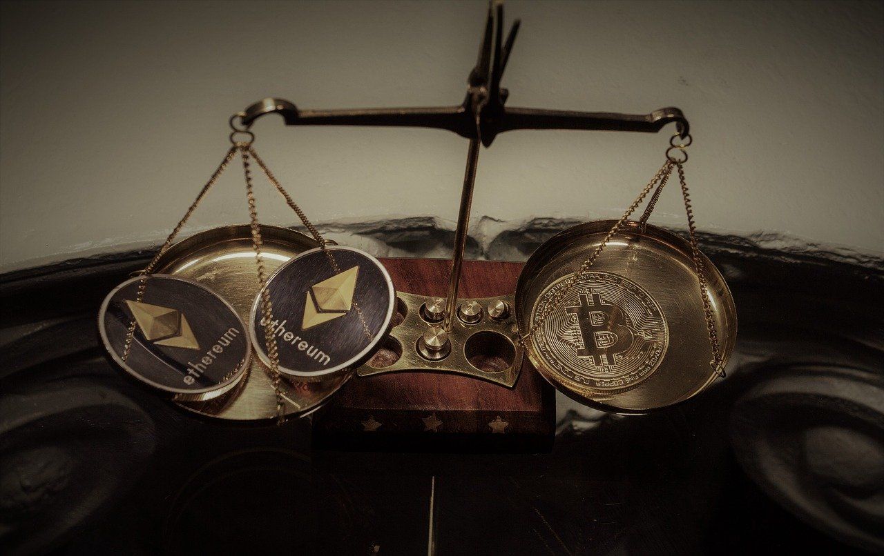 Bitcoin Physische Ethereum und Bitcoinmünzen auf Waage
