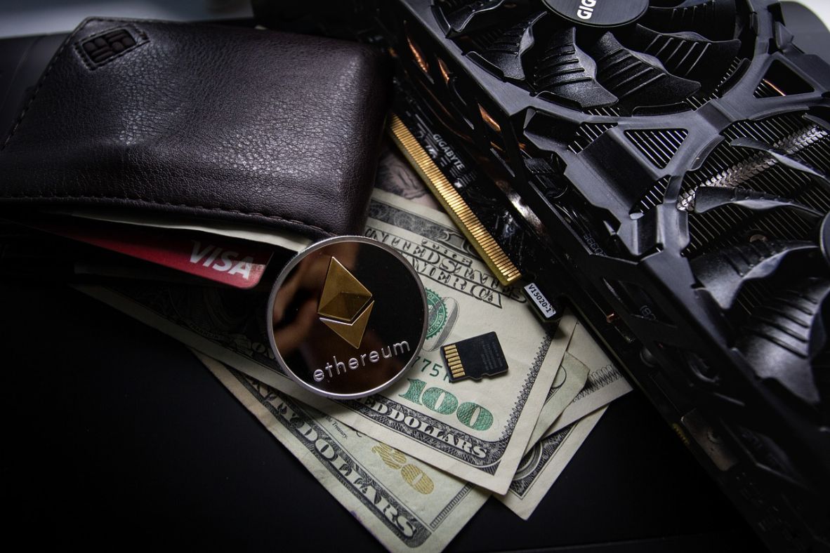 Ethereum kaufen: Ethereum physische Münze neben Dollarbanknoten