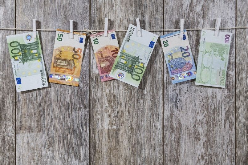 Euro an Leine hängende Euro-Banknoten