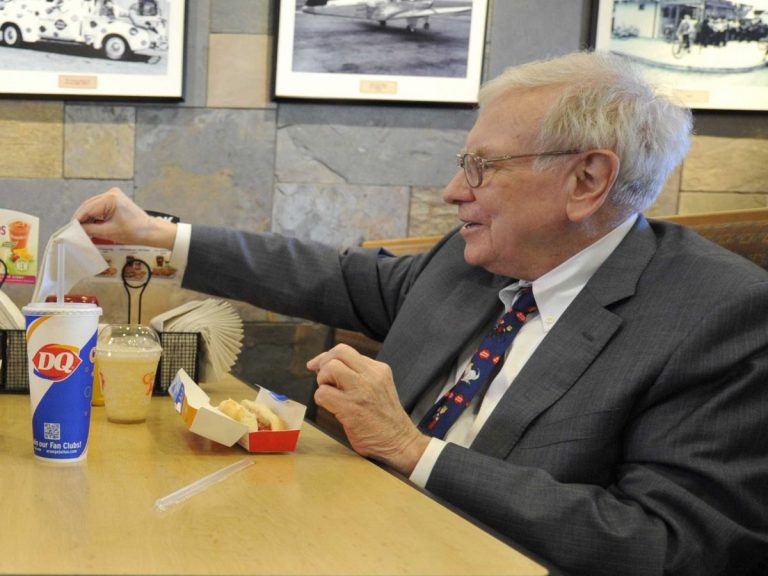Kryptowährungen Warren Buffett beim Essen